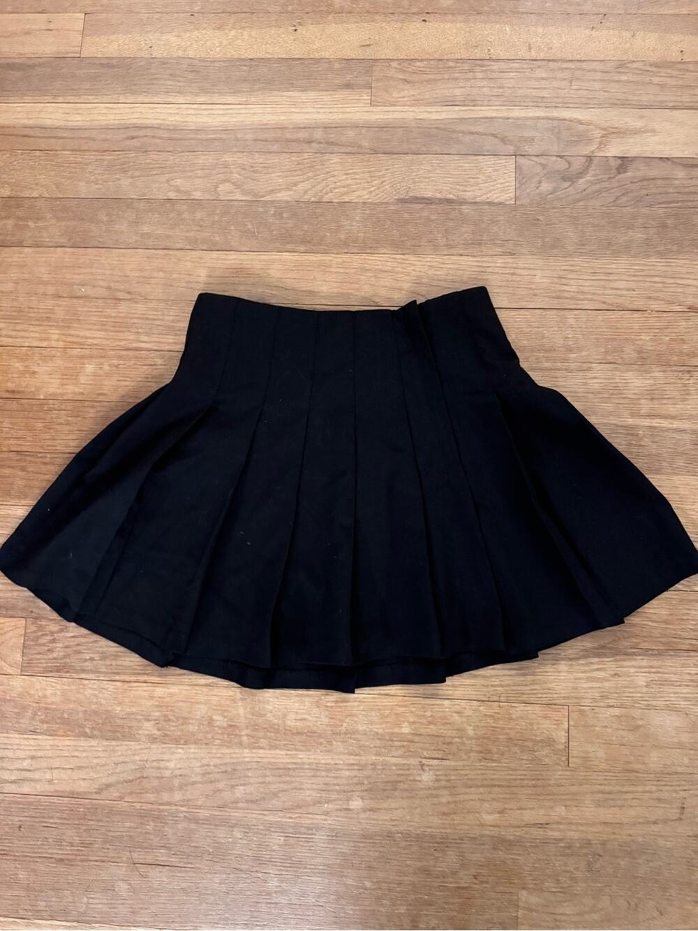 H&M Women's Black Pleated Mini Skirt - Size 2
b71